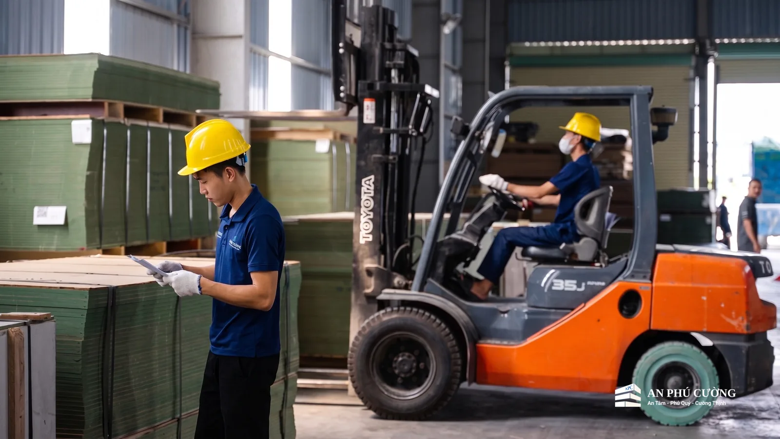 Bốc dỡ ván gỗ công nghiệp