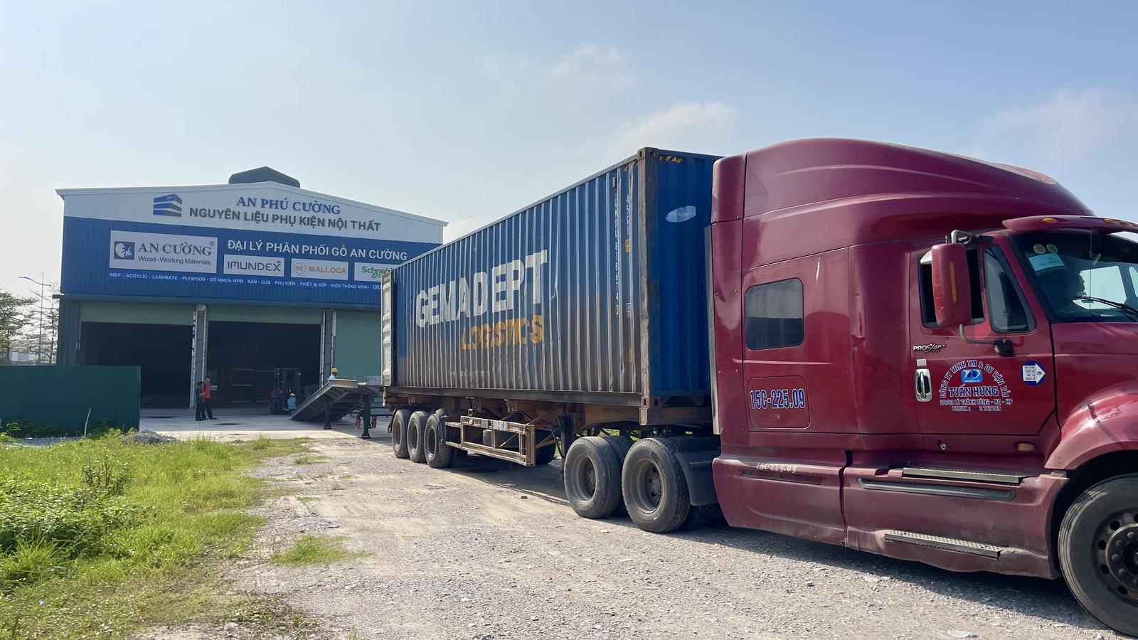 Xe tải vận chuyển hàng đi tỉnh