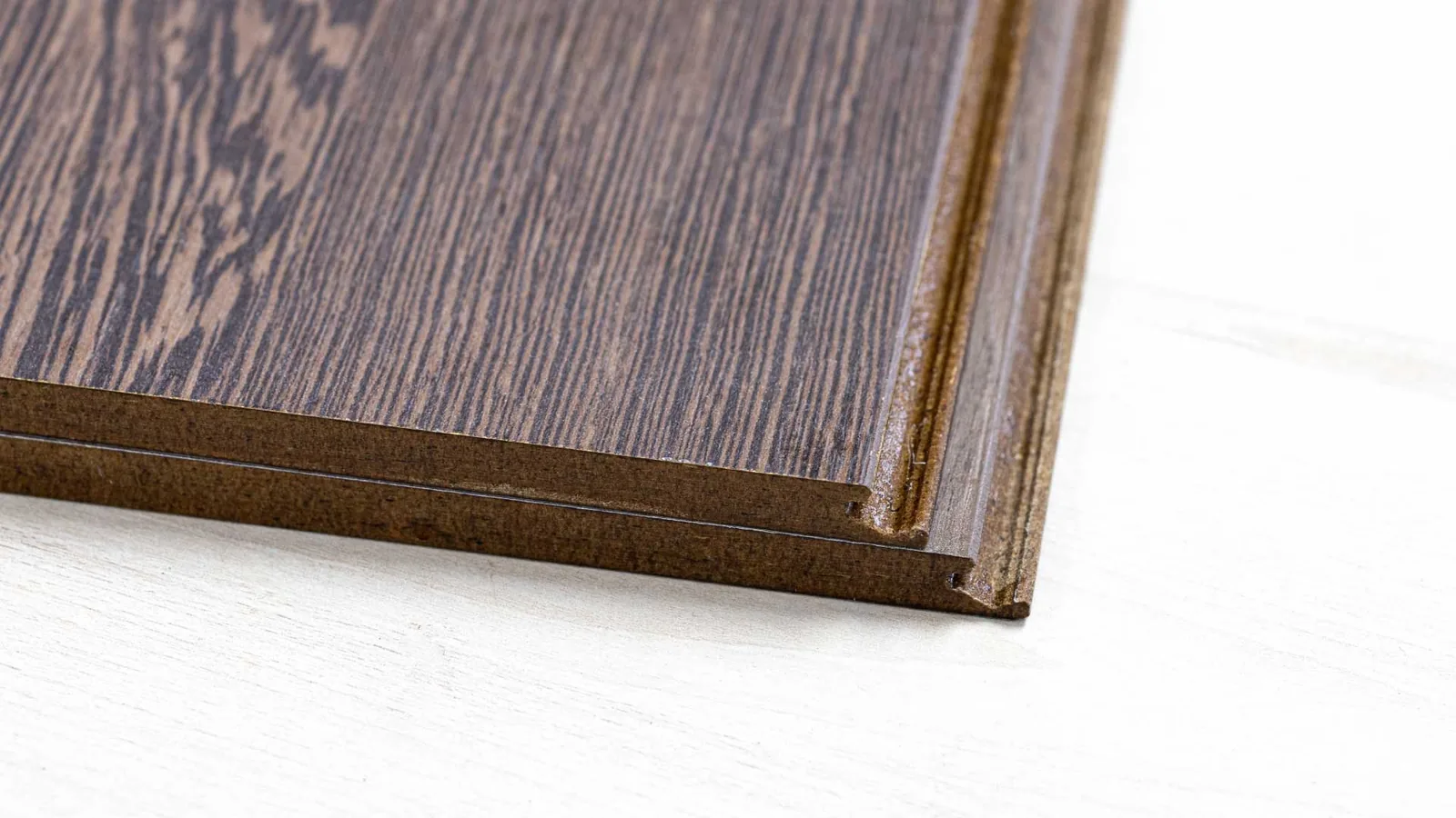Cận cảnh cấu tạo cốt ván HDF và hèm khóa V-groove của ván sàn