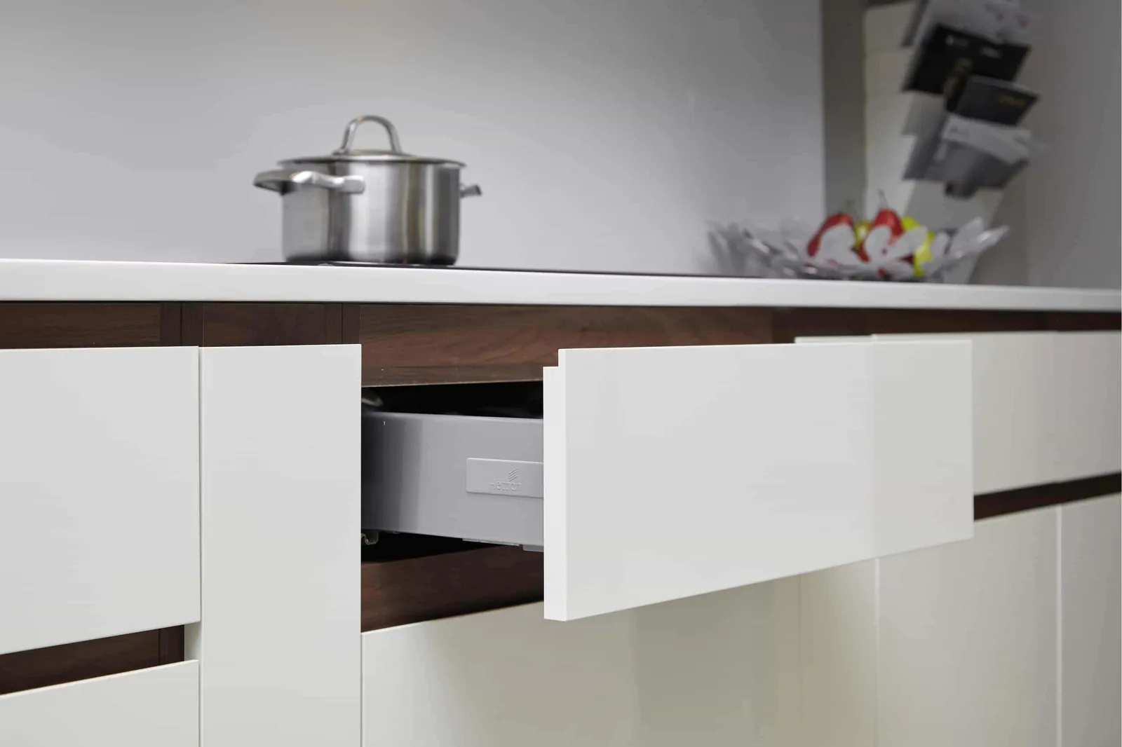 Chi tiết rãnh ngoàm sâu của tay nắm chữ Z trên hệ ngăn kéo tủ Gỗ An Cường